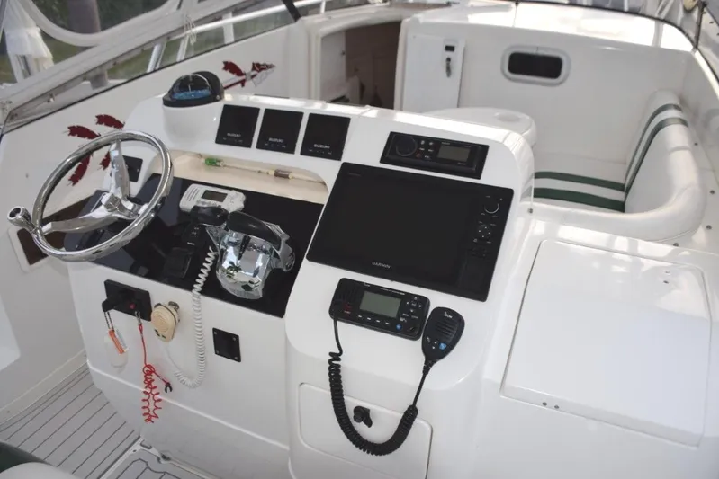 Cat Five Yacht Photos Pics Low profile helm console