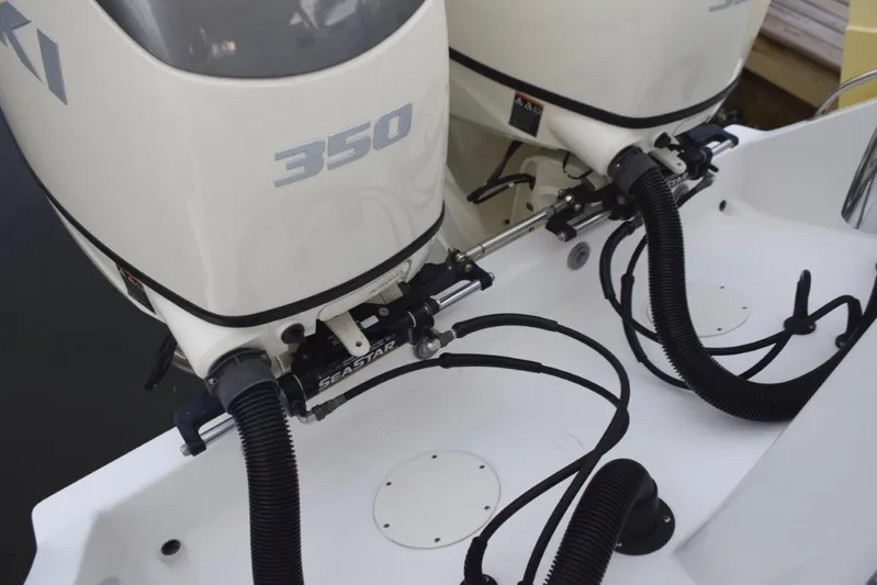 Cat Five Yacht Photos Pics Power steering with heavy duty rams / rigging