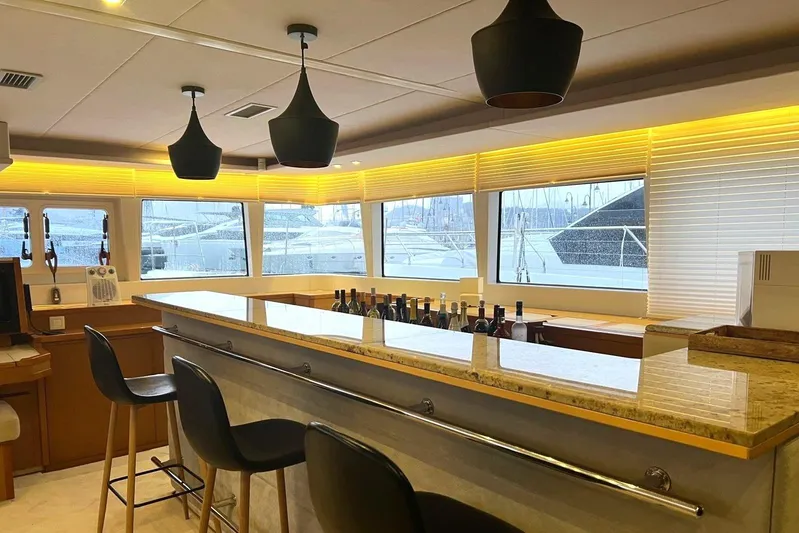  Yacht Photos Pics 17 Salon + Bar