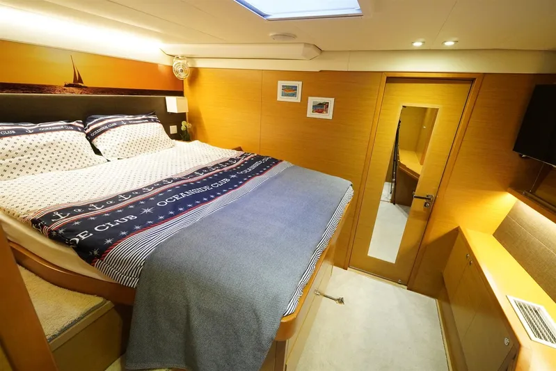  Yacht Photos Pics 38 Guest Cabin 2