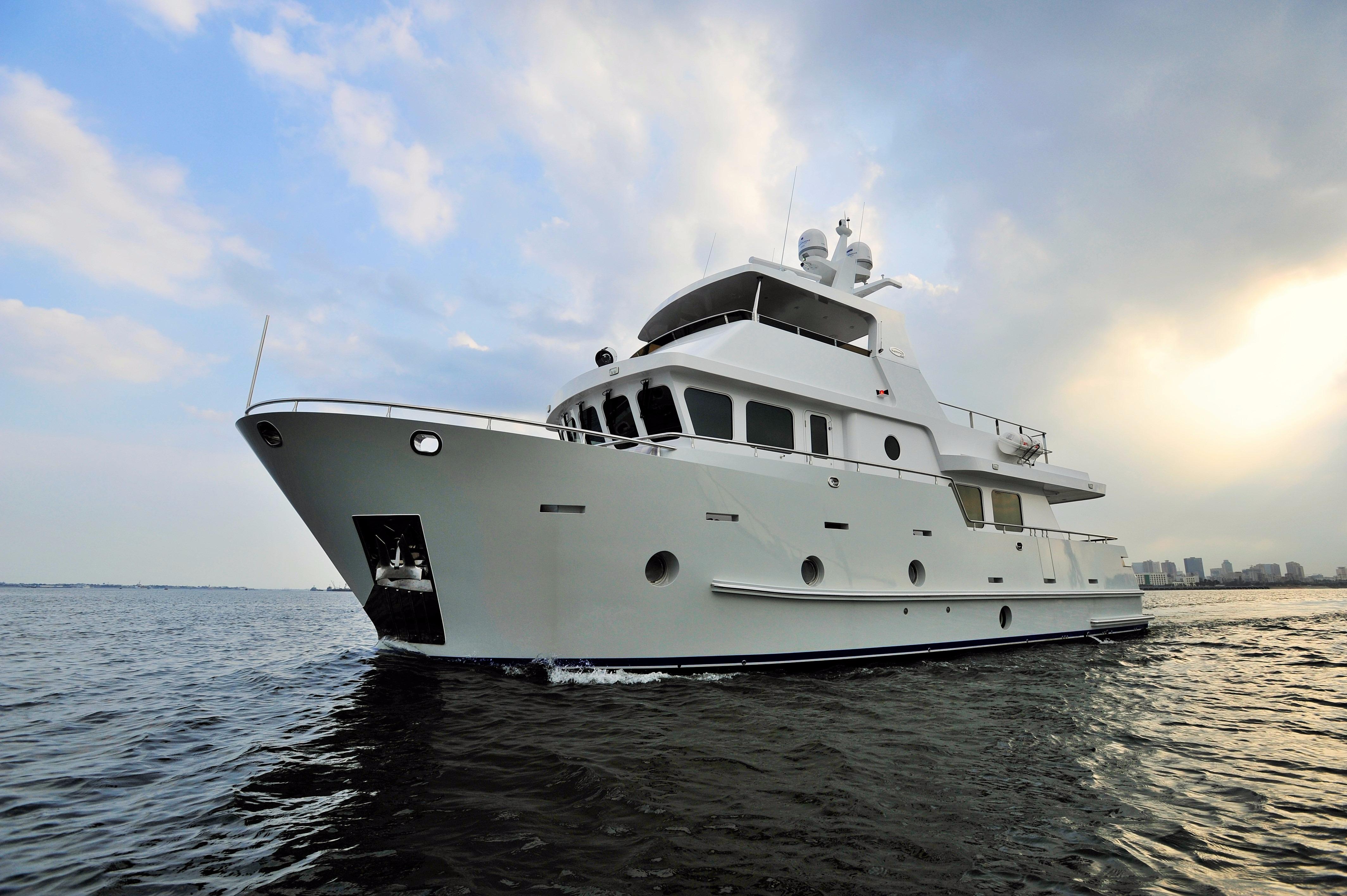 Яхта trawler. Яхта траулер. Моторные яхты траулеры. Корвет 1050 траулерная яхта. North sea trawler expedition.