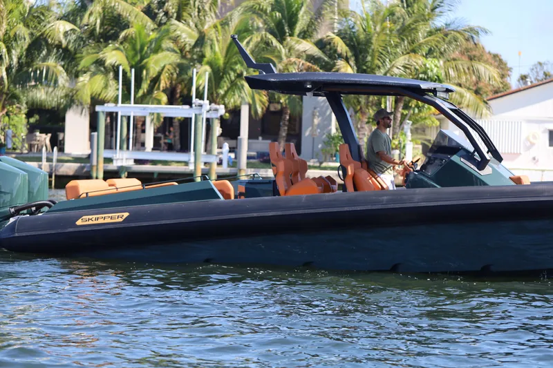 New 2025 Skipper 38 Twin 400 V10 Yacht Photos Pics 2025 Skipper-BSK 38 boat cruising on water with palm trees in the background.