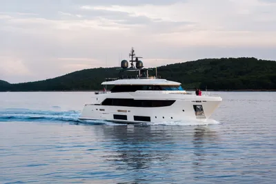 2019 Custom Line Navetta 33