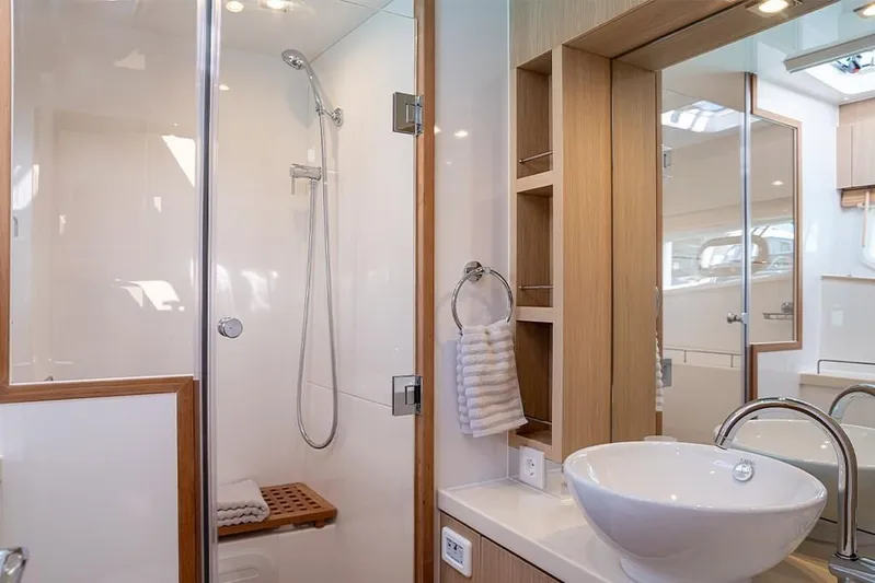  Yacht Photos Pics 2023-Aquila-44-Yacht-MarineMax