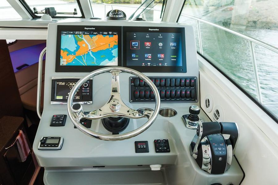 2017 Boston Whaler 345 Conquest