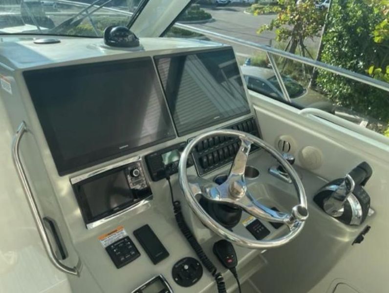 2017 Boston Whaler 345 Conquest