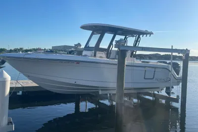 Robalo R272 Center Console
