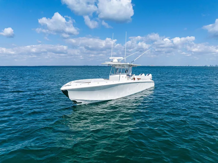 Vantage Yacht Photos Pics 2015 Bahama Center Console boat on open sea under blue sky.