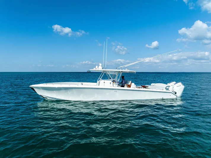 Vantage Yacht Photos Pics 2015 Bahama Center Console boat on open sea under clear blue sky.