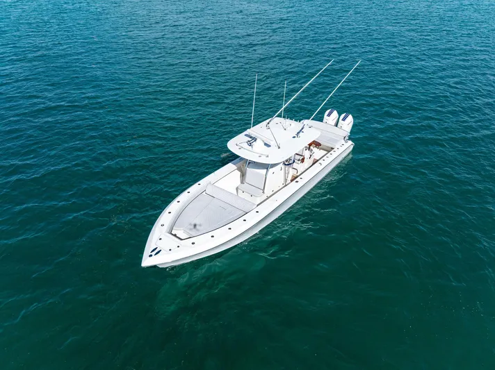 Vantage Yacht Photos Pics 2015 Bahama Center Console boat on clear blue water.