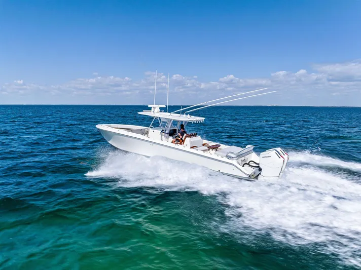 Vantage Yacht Photos Pics 2015 Bahama Center Console boat cruising on open ocean under clear blue sky.