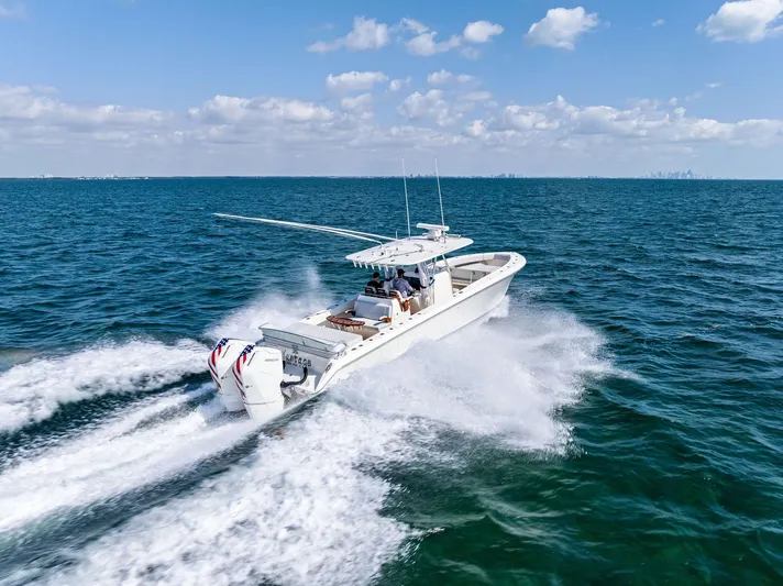 Vantage Yacht Photos Pics 2015 Bahama Center Console boat cruising on open ocean under clear skies.