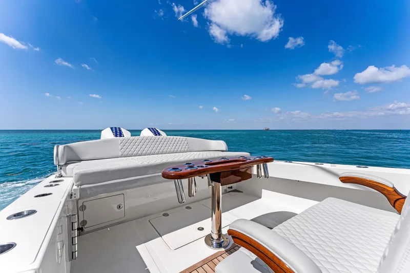 Vantage Yacht Photos Pics 2015 Bahama Center Console boat on open sea under clear blue sky.