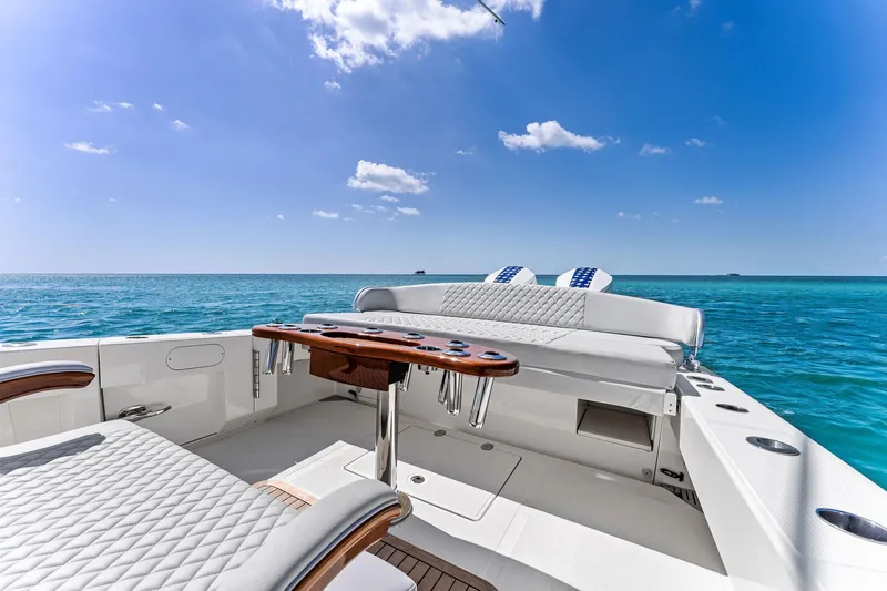 Vantage Yacht Photos Pics 2015 Bahama Center Console boat on clear blue ocean under sunny sky.