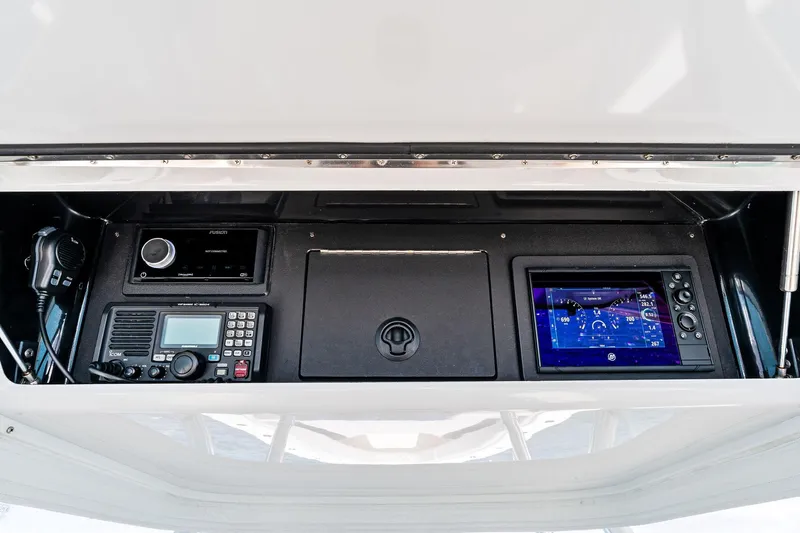 Vantage Yacht Photos Pics 2015 Bahama Center Console dashboard with navigation and communication equipment.