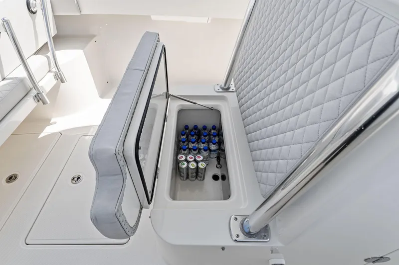 Vantage Yacht Photos Pics 2015 Bahama Center Console boat with built-in cooler and cushioned seating.