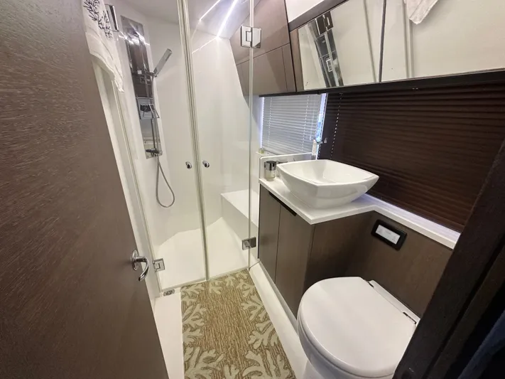  Yacht Photos Pics Modern bathroom in 2020 Galeon 425 HST yacht.