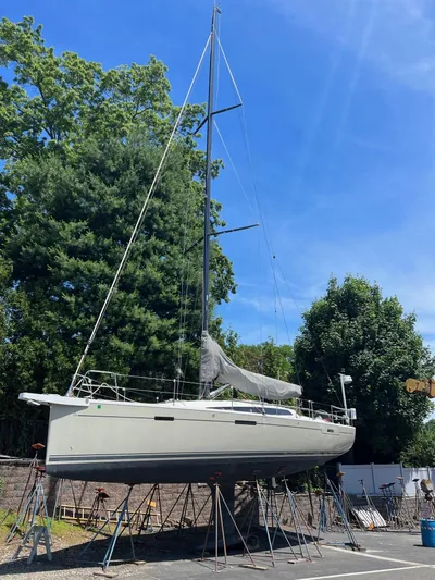 **4806tw Yacht Photos Pics 2017 Dehler 42c sailboat on stands, surrounded by trees under a clear blue sky.