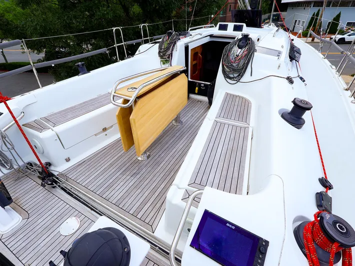 **4806tw Yacht Photos Pics 2017 Dehler 42c yacht cockpit with teak flooring and navigation equipment.