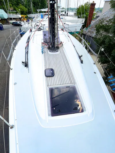 **4806tw Yacht Photos Pics 2017 Dehler 42c sailboat deck view with sleek design and modern fittings.