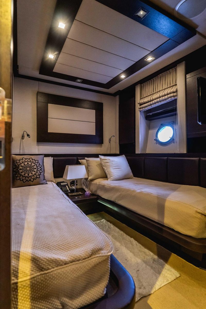 2010 Azimut 86 