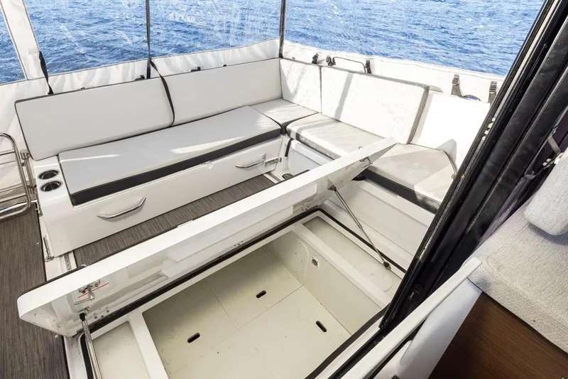 Jeanneau Weekender Offshore Yacht Photos Pics 