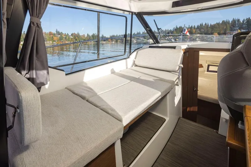 Jeanneau Weekender Offshore Yacht Photos Pics 