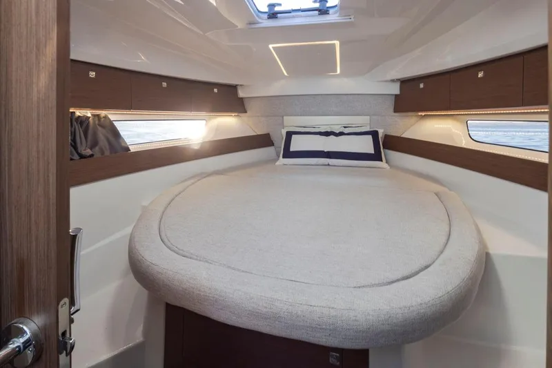 Jeanneau Weekender Offshore Yacht Photos Pics 