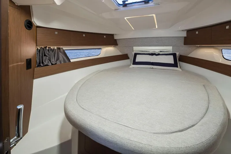 Jeanneau Weekender Offshore Yacht Photos Pics 