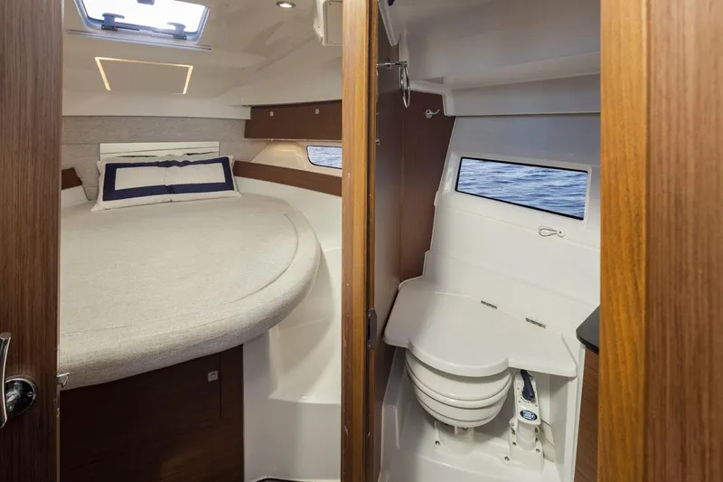 Jeanneau Weekender Offshore Yacht Photos Pics 