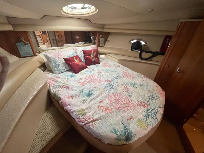 Good Times Yacht Photos Pics Luxurious bedroom interior of 2004 Meridian 459 Motoryacht with colorful bedding and porthole.