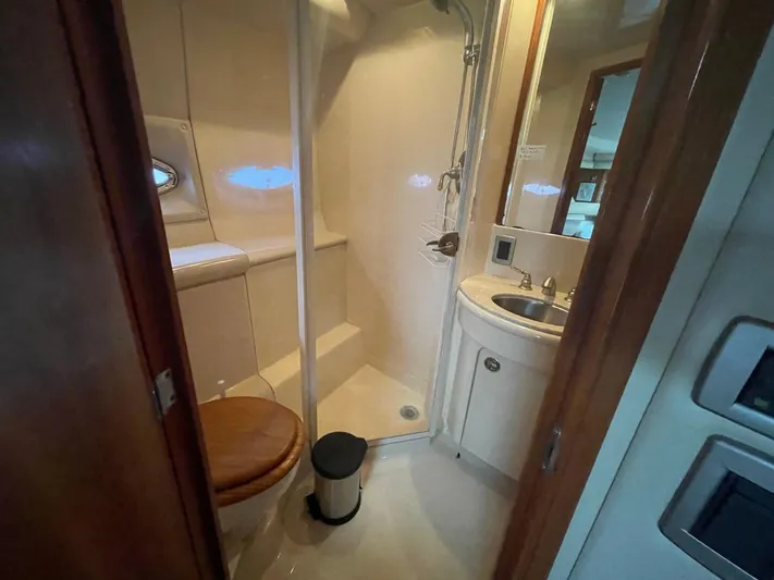 Good Times Yacht Photos Pics Bathroom interior of 2004 Meridian 459 Motoryacht with shower, sink, and toilet.