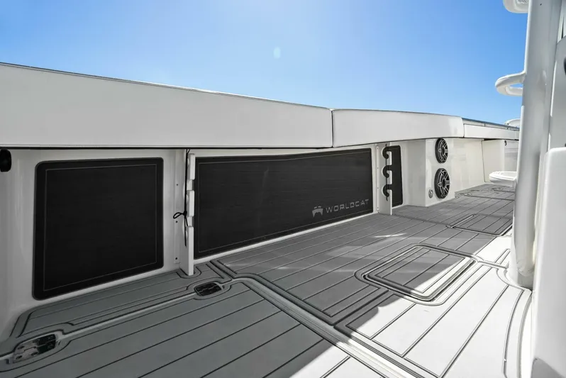  Yacht Photos Pics 2022 World Cat 400 CC-X - Port Side Horizontal Rod Holders