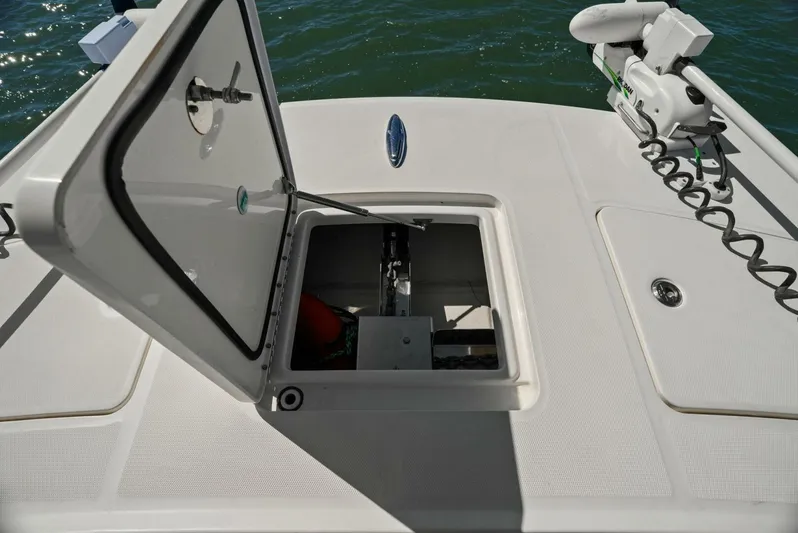  Yacht Photos Pics 2022 World Cat 400 CC-X - Windlass