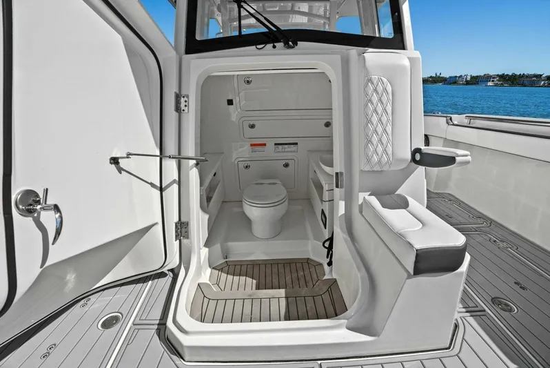  Yacht Photos Pics 2022 World Cat 400 CC-X - Head