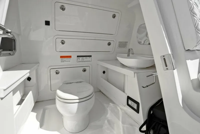  Yacht Photos Pics 2022 World Cat 400 CC-X - Head