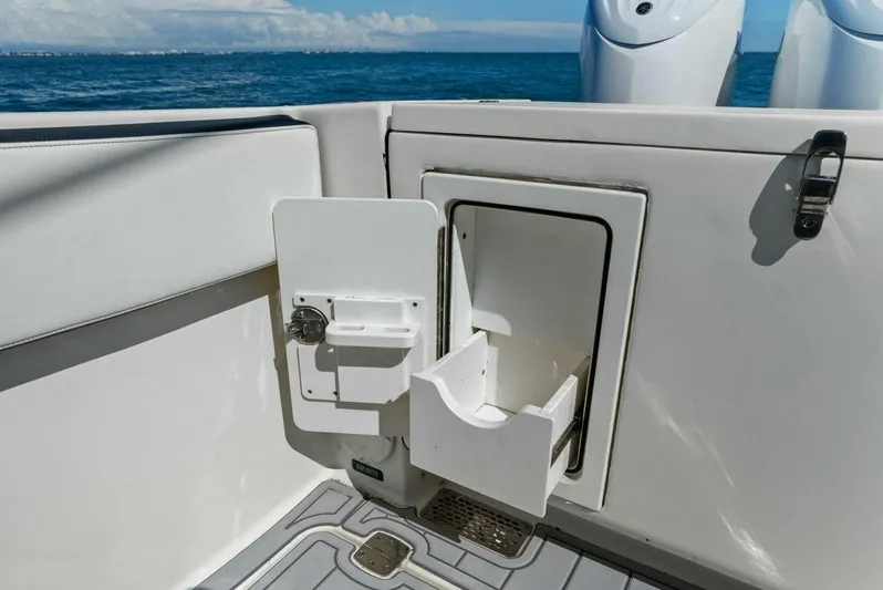  Yacht Photos Pics 2022 World Cat 400 CC-X - Transom Storage