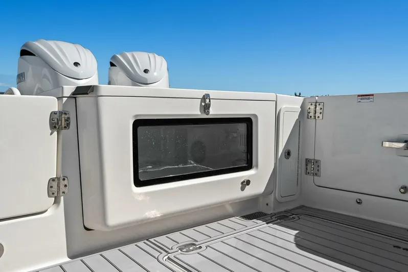  Yacht Photos Pics 2022 World Cat 400 CC-X - Livewell