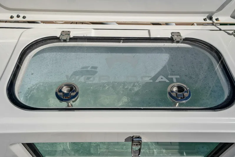  Yacht Photos Pics 2022 World Cat 400 CC-X - Livewell