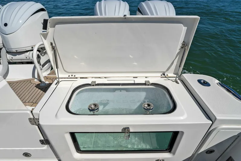  Yacht Photos Pics 2022 World Cat 400 CC-X - Livewell