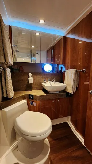 Magine Yacht Photos Pics 2015 Riviera 565 Suv - Image 34