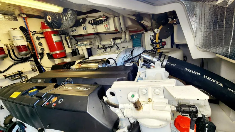 Magine Yacht Photos Pics 2015 Riviera 565 Suv - Image 42