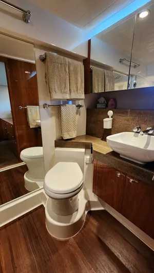 Magine Yacht Photos Pics 2015 Riviera 565 Suv - Image 35