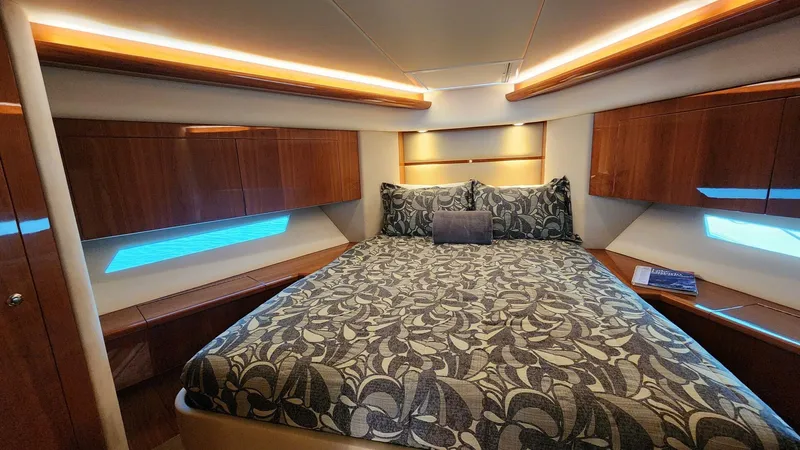 Magine Yacht Photos Pics 2015 Riviera 565 Suv - Image 25