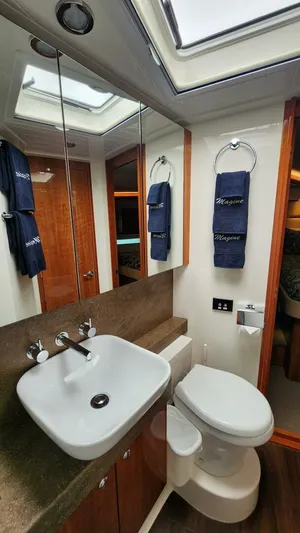 Magine Yacht Photos Pics 2015 Riviera 565 Suv - Image 27