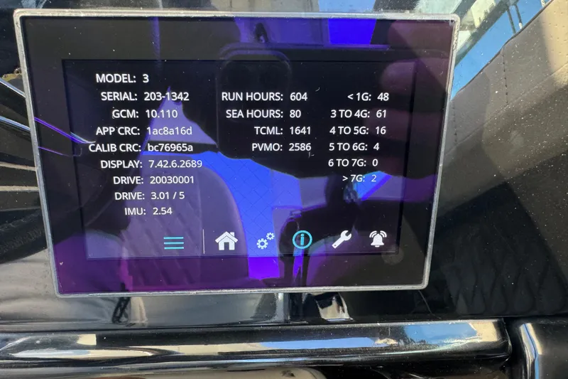 C3 Yacht Photos Pics Display screen of a 2022 Sea Ray SLX 400 Outboard showing technical data and settings.