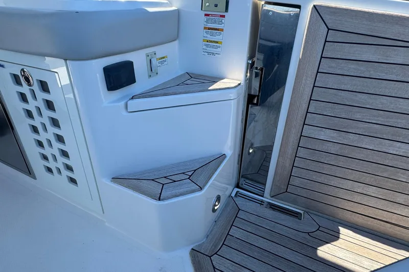 C3 Yacht Photos Pics 2022 Sea Ray SLX 400 Outboard boat steps and deck with wood finish.