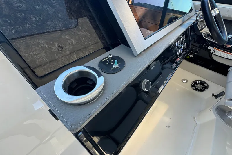 C3 Yacht Photos Pics 2022 Sea Ray SLX 400 Outboard helm with modern controls and cup holder.
