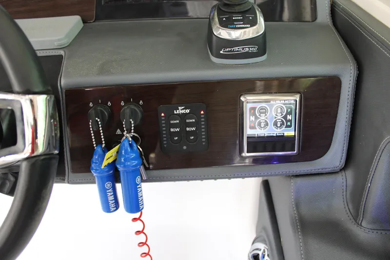  Yacht Photos Pics 2021 Chaparral 280 OSX dashboard with controls and Yamaha keys.