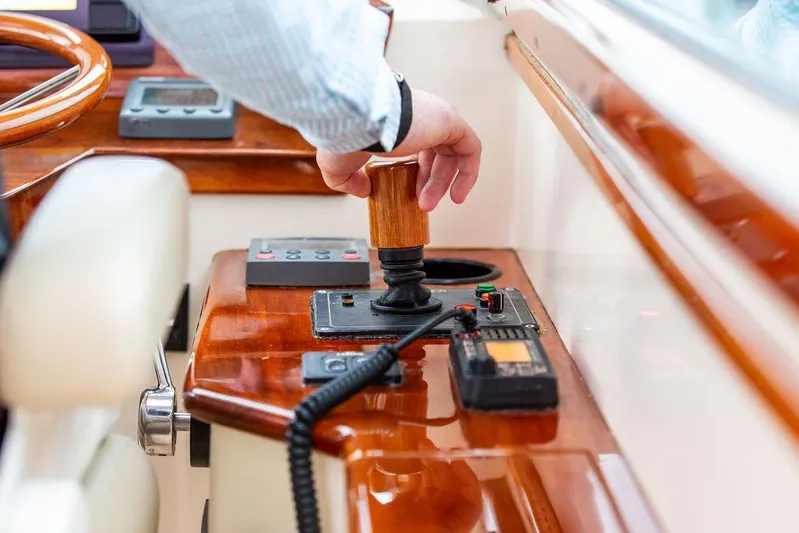 Zuzu Yacht Photos Pics Hand operating controls on 2004 Hinckley Picnic Boat EP's polished wooden dashboard.